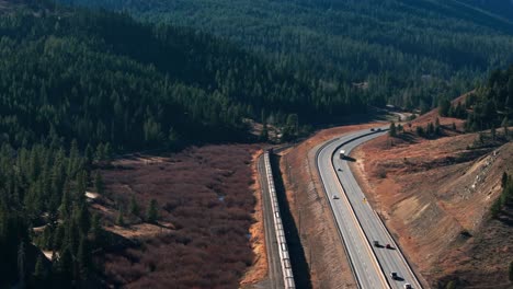 Luftaufnahme-Eines-BNSF-Eisenbahnzuges,-Der-Auf-Einer-Autobahn-Fährt