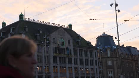 Vista-Del-Museo-De-Madame-Tussaud-Desde-La-Histórica-Plaza-Dam-En-Amsterdam-Al-Atardecer