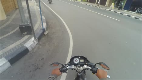 POV-De-Un-Motociclista-Que-Pasa-Por-La-Mañana-En-La-Ciudad-De-Blora,-Java-Central,-Indonesia