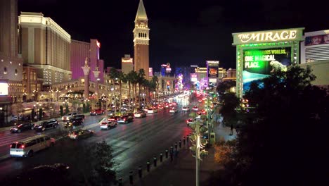 Una-Impresionante-Captura-Con-Drones-Del-Strip-De-Las-Vegas-Al-Anochecer,-Con-Las-Luces-De-La-Ciudad-Comenzando-A-Brillar-Contra-El-Cielo-Crepuscular,-Mostrando-La-Vibrante-Energía-Urbana.