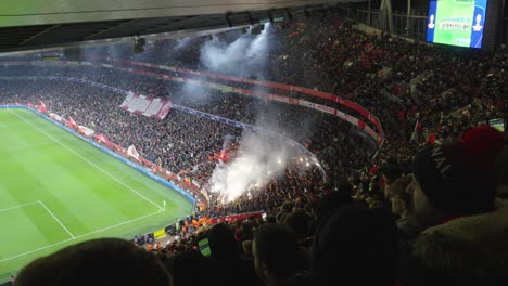 RC-Lens-Fußballfans-Nutzen-Pyrotechnik-Im-Emirates-Stadion