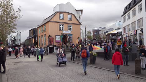 Multitud-De-Personas-Disfrutando-Del-Centro-De-Reykjavik-En-Islandia