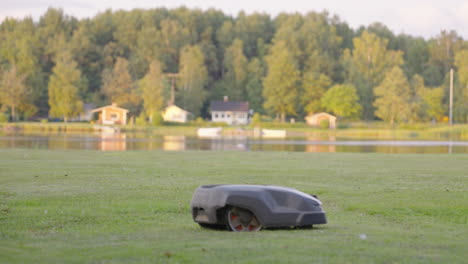 Husqvarna-315x-Robotermäher-Im-Einsatz-Auf-Dem-Rasen-Eines-Strandgrundstücks