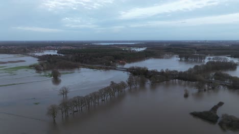 El-Río-Ems-Se-Desborda-E-Inunda-Todos-Los-Pueblos-Alrededor-De-Lingen-Ems.