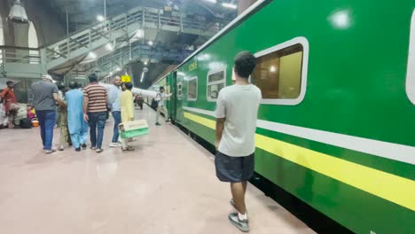 Geschäftige-Bahnhofsszene-In-Lahore,-Pakistan