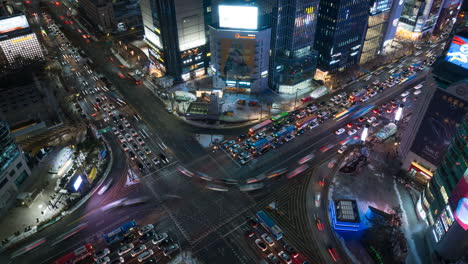 Gangnam-Station-Kreuzung-Nachtverkehr-Zeitraffer-Im-Winterlichen-Seoul-–-Draufsicht-Herauszoomen