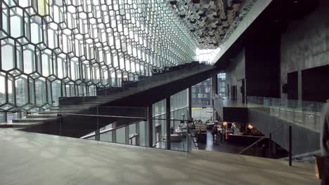 Innenansicht-Der-Harpa-Konzerthalle-Und-Des-Konferenzzentrums-In-Reykjavík,-Island