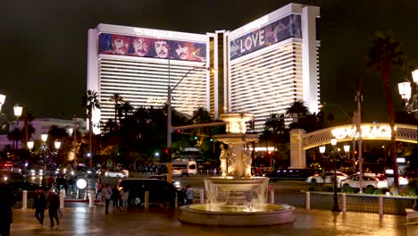 Vista-Nocturna-Del-Mirage-En-Las-Vegas-Con-El-&quot;amor&quot;-De-Los-Beatles-Del-Cirque-Du-Soleil,-Con-Una-Fuente-En-Primer-Plano