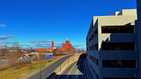 Un-Lapso-De-Tiempo-Por-La-Ruta-9-Cerca-De-La-Planta-De-Anheuser-busch-Co-En-Newark,-Nueva-Jersey,-En-Un-Día-Soleado-Con-Cielo-Azul