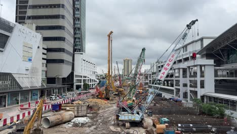 Escena-De-Un-Sitio-De-Construcción-En-Curso-Fuera-De-La-Estación-Central-De-Johor-Bahru-L-Y-JB-City-Square,-Un-Centro-Comercial-En-Johor,-Malasia