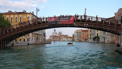 Turistas-Y-Lugareños-En-El-Ponte-Dell&#39;Accademia-Mientras-Pasa-Un-Barco.