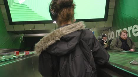 Commuters-ascend-and-descend-on-the-escalators,-Euston-Station-underground