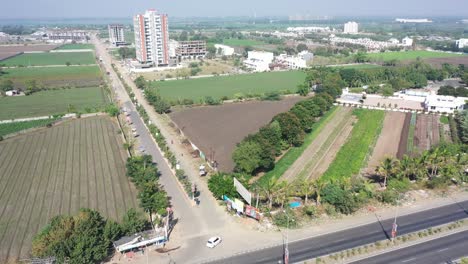 La-Cámara-Del-Dron-Se-Mueve-Hacia-El-Frente-Donde-Se-Ven-Edificios-Altos-Y-Bajos-Y-Muchos-Complejos-Están-En-Construcción