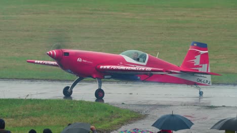 Roter-Kunstflugeindecker-Extra-330sc-Mit-Pilotenmanövern-Auf-Der-Landebahn