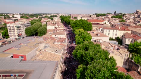 Las-Calles-Abarrotadas-En-El-Desfile-Del-Orgullo-Gay-Están-Alegremente-Sombreadas-Por-árboles-Verdes.