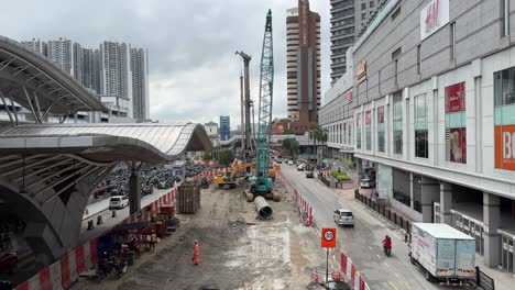 Escena-De-La-Calle-Con-Tráfico-En-Movimiento,-Sitio-De-Construcción-En-Curso-Fuera-De-La-Estación-Central-De-Johor-Bahru-L-Y-Jb-City-Square,-Un-Centro-Comercial-En-Johor,-Malasia