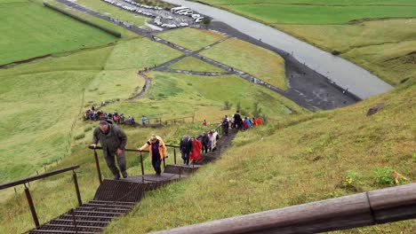 Touristen-Steigen-Die-Treppe-Zur-Spitze-Des-Skógafoss-Wasserfalls-In-Island-Hinauf---Blick-Von-Oben-Nach-Unten