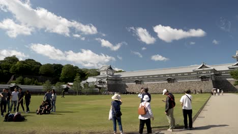 Visitantes-Y-Turistas-Tomando-Fotografías-Desde-La-Esquina-Del-Jardín-Del-Parque-Frente-A-Gojukken-Nagaya-En-Un-Día-Soleado-Por-La-Tarde.