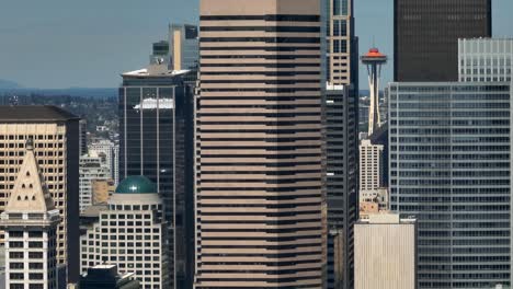 Drohnenaufnahme-Der-Weltraumnadel,-Die-Durch-Wolkenkratzer-In-Seattle-Ragt