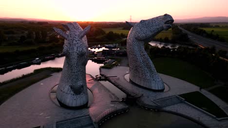 Hyperlapse-Der-Kelpies-Bei-Sonnenuntergang-Aus-Der-Luft