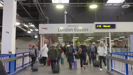 Fußballfans-Und-Eine-Mischung-Aus-Anderen-Pendlern-Machen-Sich-Auf-Den-Weg-Zum-Bahnhof-Euston