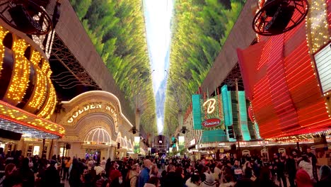 Cautivadoras-Imágenes-Tomadas-Con-Drones-Que-Muestran-La-Atmósfera-Eléctrica-De-Fremont-Street,-Las-Vegas,-Con-Su-Deslumbrante-Marquesina-De-Neón-Y-El-Bullicio-De-Multitudes-Encantadas.