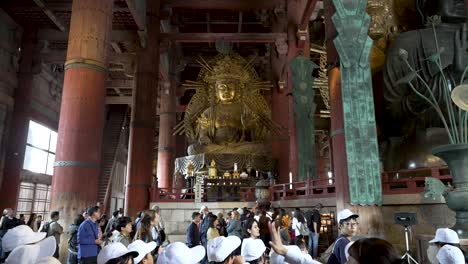 Nyoirin-kannon-En-El-Turismo-Del-Gran-Salón-De-Buda-En-Todaiji,-Nara,-Japón