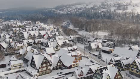 Bialy-Dunajec-Tradicional-Pueblo-De-Montaña-Polaco-Cubierto-De-Nieve,-Paisaje-Aéreo-De-Invierno