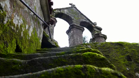 Majestuosa-Fotografía-Fija-De-Una-Antigua-Construcción-Con-Listones-Verdes-Que-Muestra-Una-Cruz-Cristiana-En-La-Parte-Superior