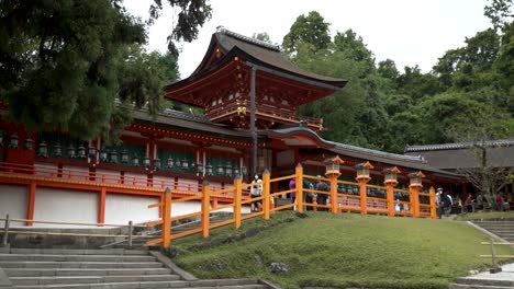 Außenansicht-Des-Kasuga-Taisha-Schreins-Mit-Vorbeigehenden-Touristen