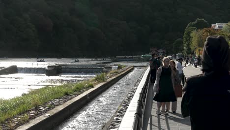 Touristen-Fotografieren-Neben-Kadono-Oi-In-Arashiyama,-Kyoto