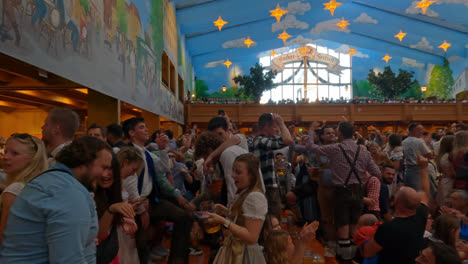 Menschen-Feiern,-Trinken,-Tanzen,-Im-Bierzelt-Auf-Dem-Oktoberfest