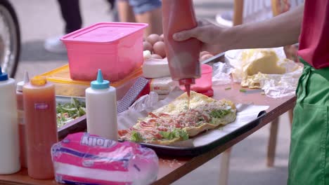 El-Vendedor-Ambulante-De-Comida-Está-Preparando-Sándwiches-Para-Los-Clientes.