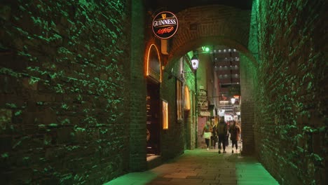 Menschen,-Die-Nachts-In-Der-Gasse-Am-Merchants-Arch-In-Dublin,-Irland,-Spazieren-Gehen