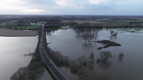 Los-Coches-Circulan-Sobre-Un-Río-Inundado-En-Baja-Sajonia-Cerca-De-Lingen,-Ems