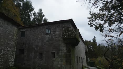 Hermosa-Y-Antigua-Construcción-De-Ladrillo-Laminado-Gris-Con-Ventanas-Rodeadas-De-árboles-Y-Naturaleza.