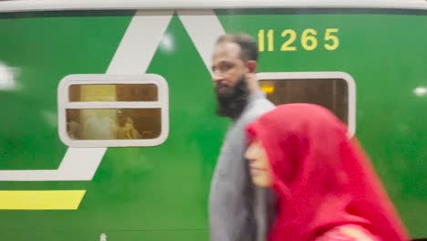 Vibrante-Tren-De-Lahore-En-Movimiento,-Pakistán