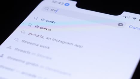 Finger-Berührt-Smartphone,-Lädt-Threads-App-Aus-Dem-Appstore-Herunter,-Nahaufnahme