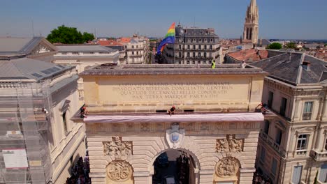 Toma-Aérea-De-Establecimiento-De-Trabajadores-Esperando-Para-Revelar-Una-Bandera-Del-Orgullo-Gay.