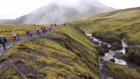 Gente-Caminando-A-Lo-Largo-Del-Río-Skóga-Entre-Las-Cascadas-Islandesas-Skógafoss-Y-Fosstorfufoss-A-Lo-Largo-Del-Sendero-Laugavegur