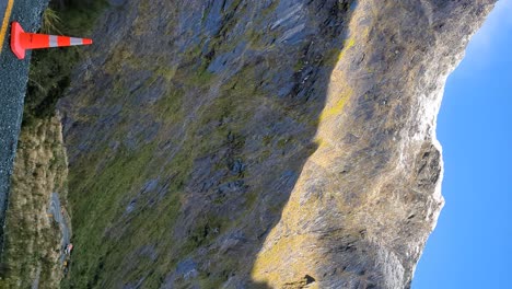 Berglandschaft-Durch-Homer-Tunnel-Auf-Der-Straße-Nach-Milford-Sound-Neuseeland-Vertikal