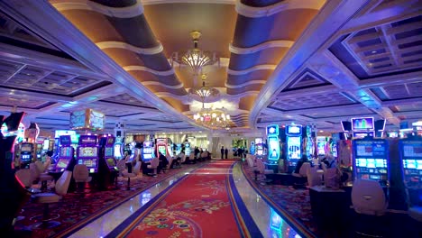 Adéntrate-En-El-Opulento-Mundo-De-Una-Sala-De-Casino-De-Alta-Gama-Capturada-Desde-Arriba.