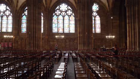 Los-Visitantes-Fotografían-Las-Vidrieras-De-La-Catedral-De-Nuestra-Señora-De-Estrasburgo.