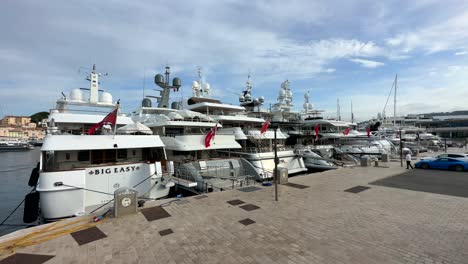 Expensive-luxury-yachts-docked-in-Monaco-on-the-French-Riviera-in-sun