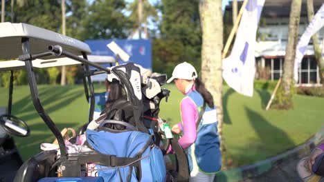 Caddy-Prepara-Los-Palos-De-Golf-Para-El-Carrito-De-Golf-Antes-De-Jugar.