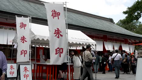 Los-Turistas-Visitan-Fushimi-Inari-Taisha-Buddihst-Santuario-Templo-Hito-Asiático