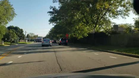 Fahren-Auf-Einer-Vorstadtstraße-In-Den-Nordwestlichen-Vororten-Von-Chicago-Im-Sommer