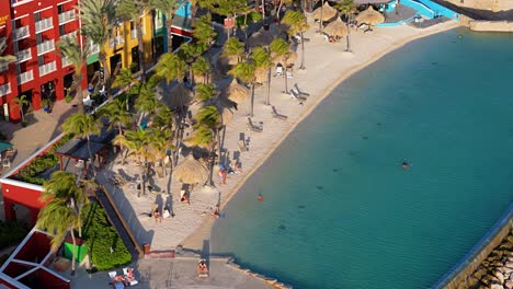 Paralaje-Aéreo-Alrededor-De-Una-Piscina-Infinita-Privada-De-Agua-Salada-En-Una-Isla-Tropical-Del-Caribe