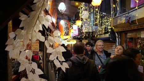 Ausländische-Touristen-Erkunden-Nachts-Die-Enge-Gasse-Des-Nachtlebens-In-Tokio