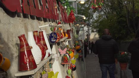 En-El-Distrito-De-Montmartre-Se-Pueden-Encontrar-Muchas-Tiendas-Y-Artículos-Artesanales.